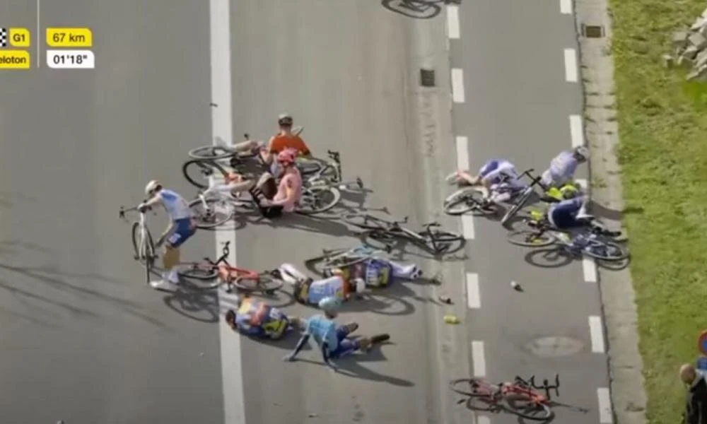 Βέλγιο: Τρομερή ομαδική πτώση σε αγώνα ποδηλασίας - Έσπασε την κλείδα του ο παγκόσμιος πρωταθλητής Βάουτ Βαν Αρτ (βίντεο)